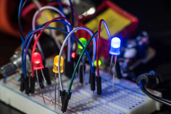 Parlak LED'ler ve elektronik komponentler — Stok fotoğraf