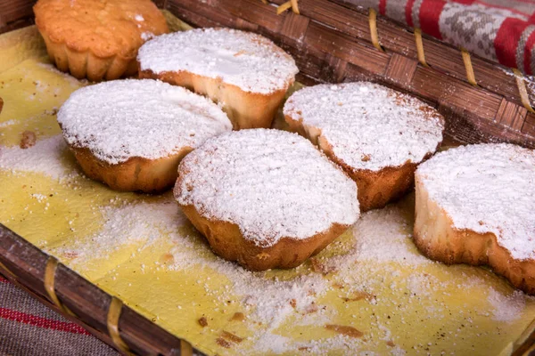 Muffin fatti in casa in una scatola di vimini — Foto Stock