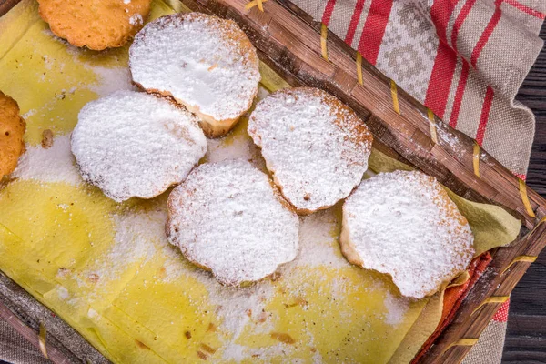 Muffin fatti in casa in una scatola di vimini — Foto Stock