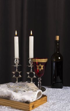 Shabbat Shalom - şarap, challah ve mumlar