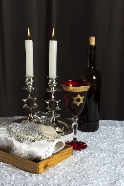 Shabbat Shalom - vinho, chalá e velas — Fotografia de Stock