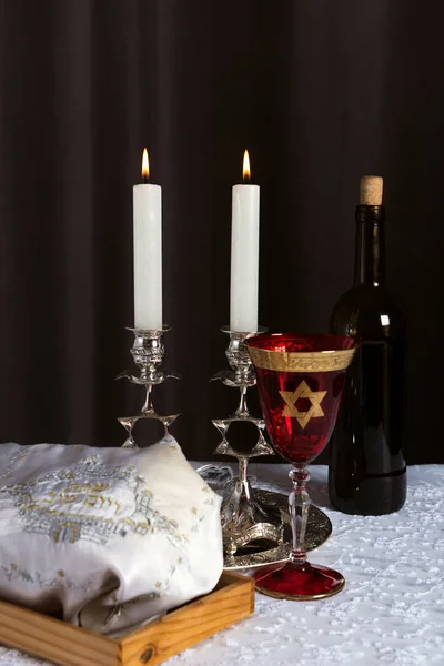 Shabbat Shalom - vin, Xoah et bougies Images De Stock Libres De Droits