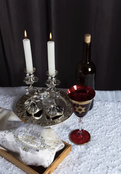 Shabbat shalom - Wein, Challah und Kerzen lizenzfreie Stockfotos