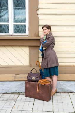 tren istasyonunda bekleyen genç kadın