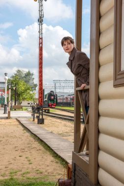 tren istasyonunda bekleyen genç kadın