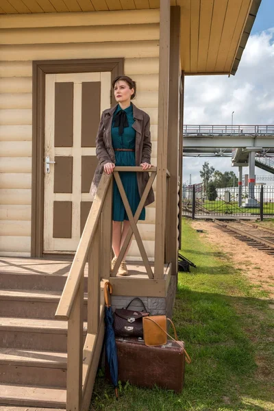 tren istasyonunda bekleyen genç kadın