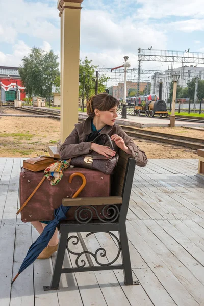 Portret van een jonge vrouw te wachten voor een trein — Stockfoto