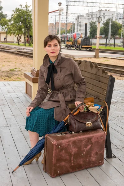 Portret van een jonge vrouw te wachten voor een trein — Stockfoto
