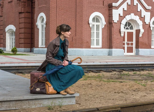 tren istasyonunda bekleyen genç kadın