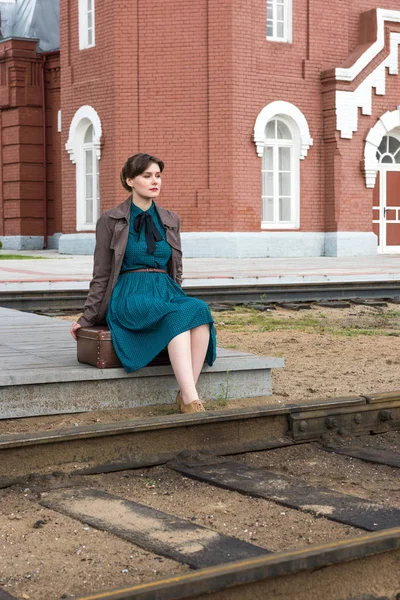 Mujer joven esperando el tren en la estación — Foto de Stock