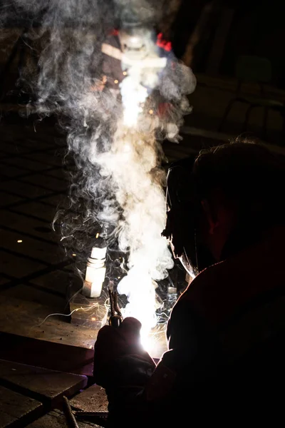 工人通过电弧焊焊接金属结构 — 图库照片