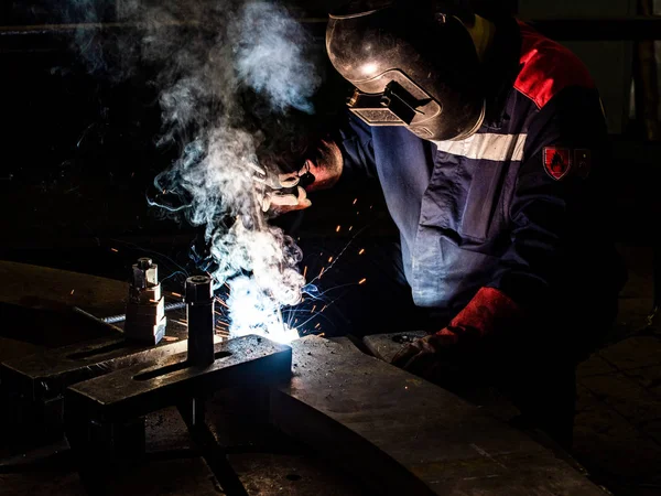 Trabajador suelda estructuras metálicas por soldadura de arco eléctrico —  Fotos de Stock