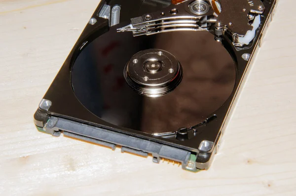 Σκληρή μονάδα δίσκου Hdd αποσυναρμολόγηση απομονωμένη σε ξύλινο φόντο. — Φωτογραφία Αρχείου