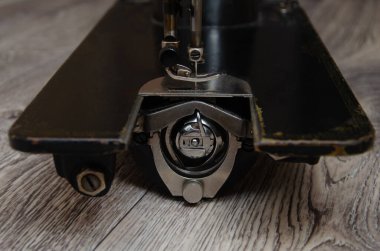 Klasik retro tarzı el dikiş makinesi dikiş çalışmaya hazır. eski stil çiçek desenleri ile metalden yapılmış bir makinedir