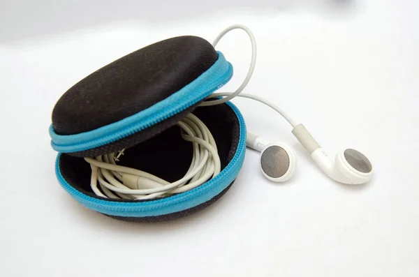 Weiße Kopfhörer mit Headset liegen auf weißem, isoliertem Hintergrund — Stockfoto