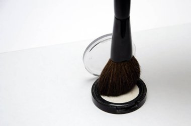 Beyaz arka planda kozmetik fırçalar, akeup fırçalar