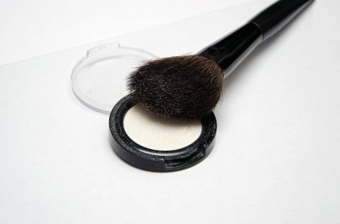 Beyaz arka planda kozmetik fırçalar, akeup fırçalar