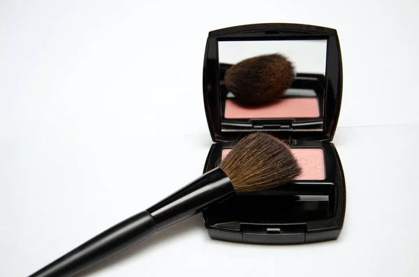 Beyaz arka planda kozmetik fırçalar, akeup fırçalar
