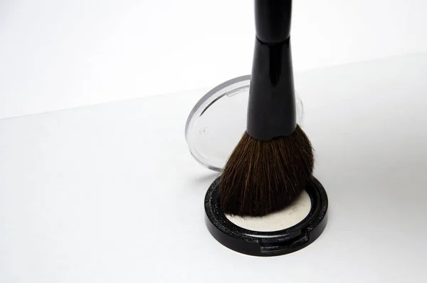 Escovas cosméticas, escovas akeup em um fundo branco — Fotografia de Stock