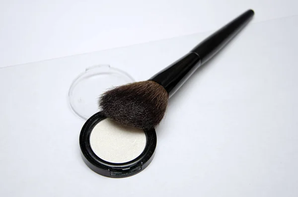 Escovas cosméticas, escovas akeup em um fundo branco — Fotografia de Stock