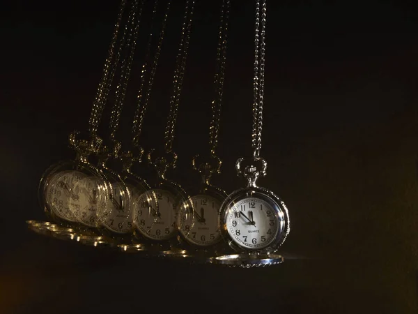 Reloj Bolsillo Oscilante Oscuridad Imagen de archivo