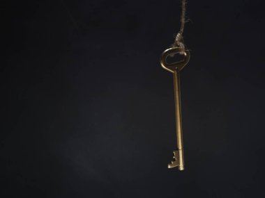 Rop dumanlı arka plan üzerinde sarı tuş