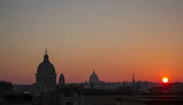 Telhados romanos e cúpulas ao pôr-do-sol — Fotografia de Stock