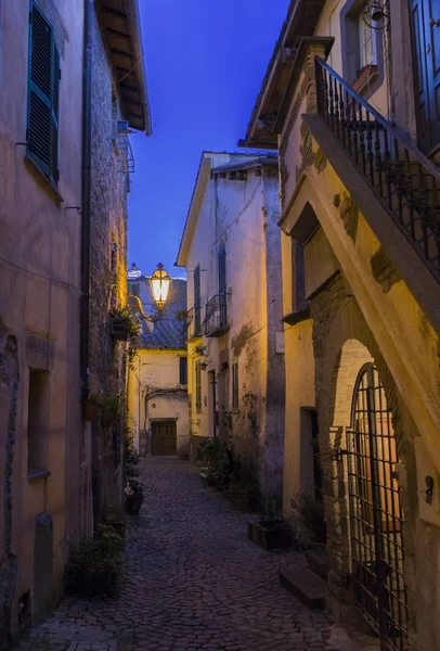 Trevignano sokak alacakaranlıkta — Stok fotoğraf