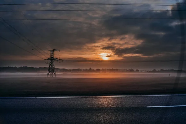 Туман Катится Над Полем Время Восхода Солнца — стоковое фото