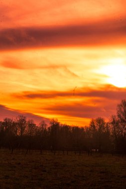 Kırmızı günbatımını ateşle