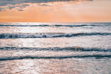 Akşamları gün batımında gökyüzü tarlada
