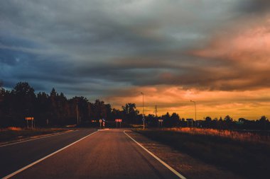 Akşamları gün batımında gökyüzü tarlada