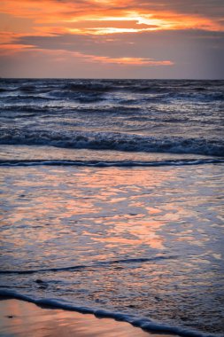 Sahilde gün batımı gökyüzü