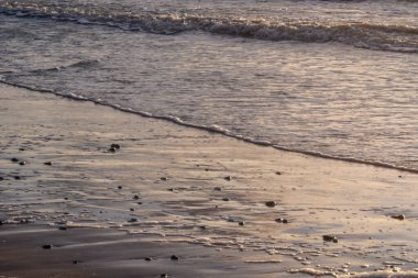 Kıyı şeridinde gün batımı gökyüzü