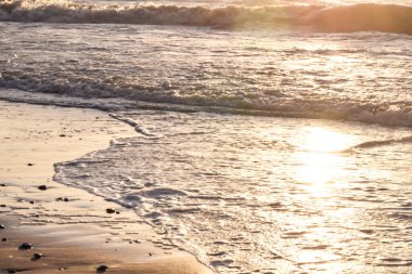 Kıyı şeridinde gün batımı gökyüzü