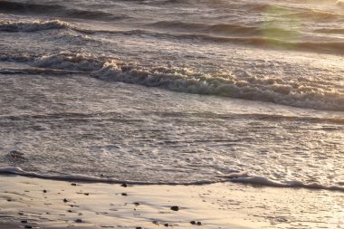 Kıyı şeridinde gün batımı gökyüzü