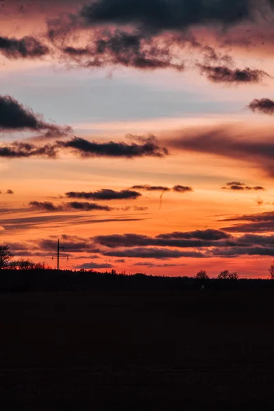 Ηλιοβασίλεμα Στον Ουρανό Πάνω Από Πεδίο — Φωτογραφία Αρχείου