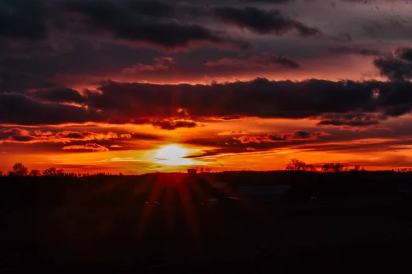 Ηλιοβασίλεμα Στον Ουρανό Πάνω Από Πεδίο — Φωτογραφία Αρχείου