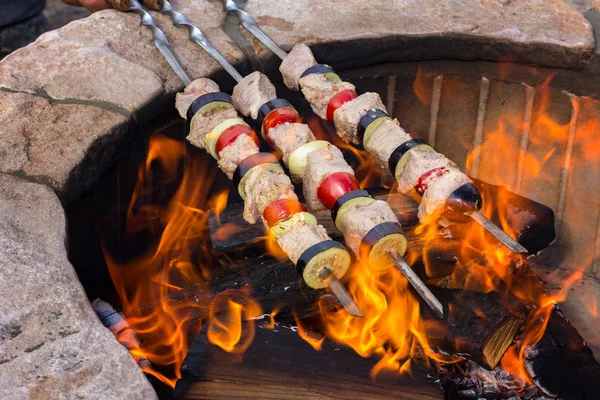 火の上に肉と野菜のジューシーな部分を持つ3串 庭でバーベキューを調理 — ストック写真