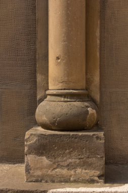 Eski kalenin köşesi. Çatlak taşın dokusu, güzel sarı ve gri tonlarında. Bir ortaçağ binasının parçası