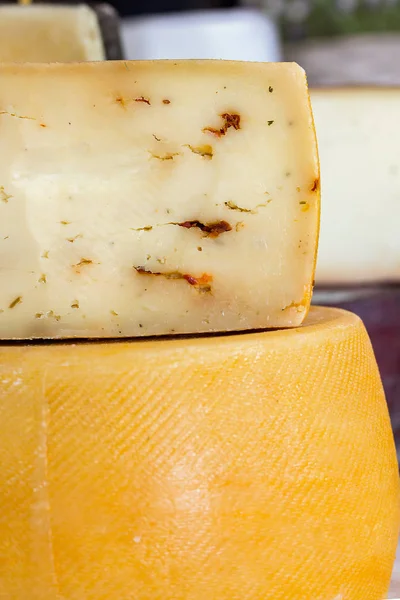 奶酪加红辣椒 一块奶酪放在整个奶酪的头上 在伤口上可以清楚地看到木瓜片和香料 在市场上出售奶酪 — 图库照片