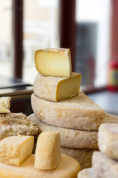 奶酪头随意地躺在柜台上 在奶酪节上卖奶酪 垂直照片 — 图库照片
