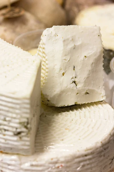 白山羊奶酪 在展销会上销售奶酪和奶制品 — 图库照片