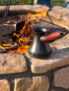 Kahveyi ateşte yapma süreci. Mesaj için yer var. Şehir dışına çıkma zamanı. Yaşam biçimi