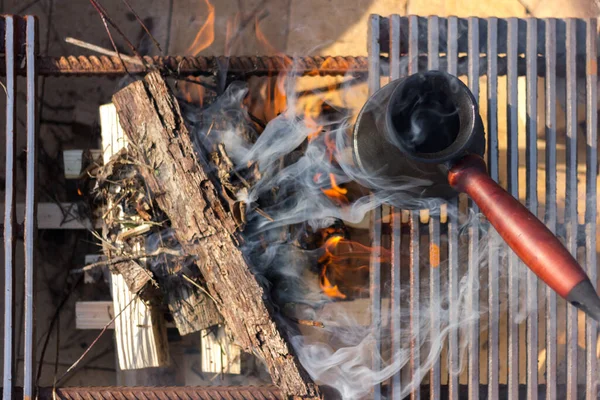 Lángoló Kávé Készítésének Módszere Gyönyörű Lángok Füst Kávé Körül Helyet — Stock Fotó