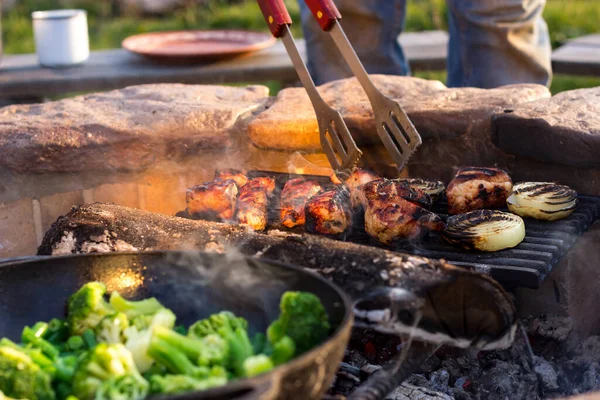 ブロッコリー 野菜は火で揚げられます 家族のための料理 ライフスタイル — ストック写真