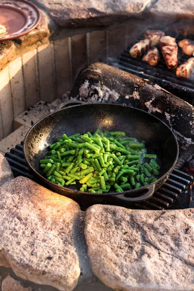 パンの中のストリング豆 野菜や肉は火の上で揚げられる 街の外での家族生活 ライフスタイル — ストック写真
