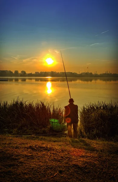 Východ slunce s rybářem — Stock fotografie