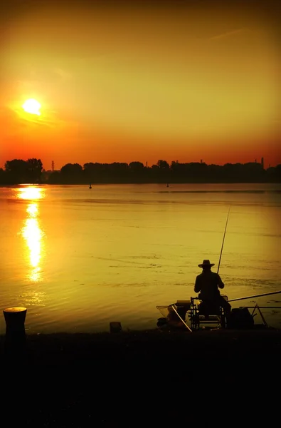 Un amanecer con el pescador — Foto de Stock