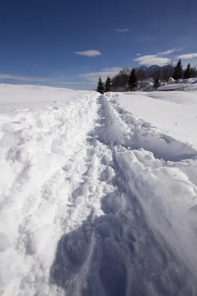 Uma montanha de neve — Fotografia de Stock